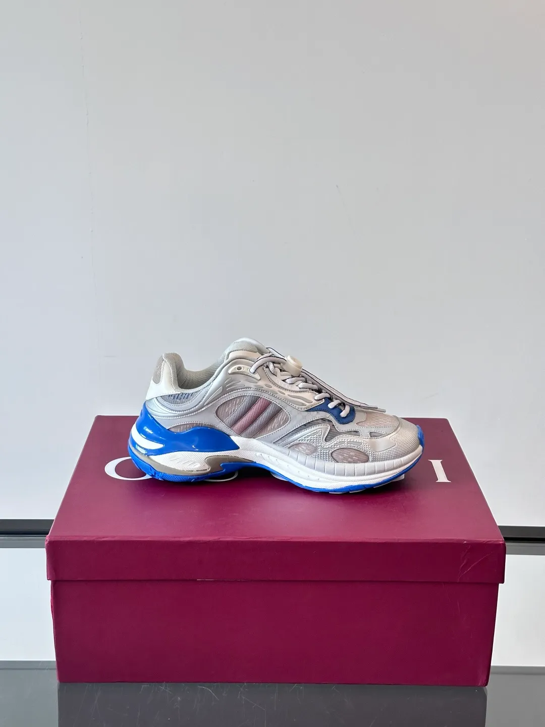 [G Home] Top P: 1020💰 Men’s size will be released first Size: 39-45 (45 customized) Gucci Gucci, couple model, women’s model will be released later, new 2.0 futuristic sports shoes‼ ️A pair of subversive sneakers is here. Gucci 2.0, a full series of 4 colors with key investment, smart silhouette: slightly curved forefoot design, you can clearly feel the propulsion when commuting and trotting, and it can enhance the sense of line extension when paired with wide-leg pants or cycling pants. EVA thick soles not only have a comfortable height-increasing effect, but also reduce weight (it actually lasts 3 hours of shopping without tiring your feet!) Highlight moments for lazy people: 2. Just choose it for airport wear! You can take them off in seconds after passing the security check (you can put them on as soon as you lift the heel strap), because the shoes come with a sliding buckle, so no need! ! Tie your shoes. Really achieve the sense of relaxation that goes with you.